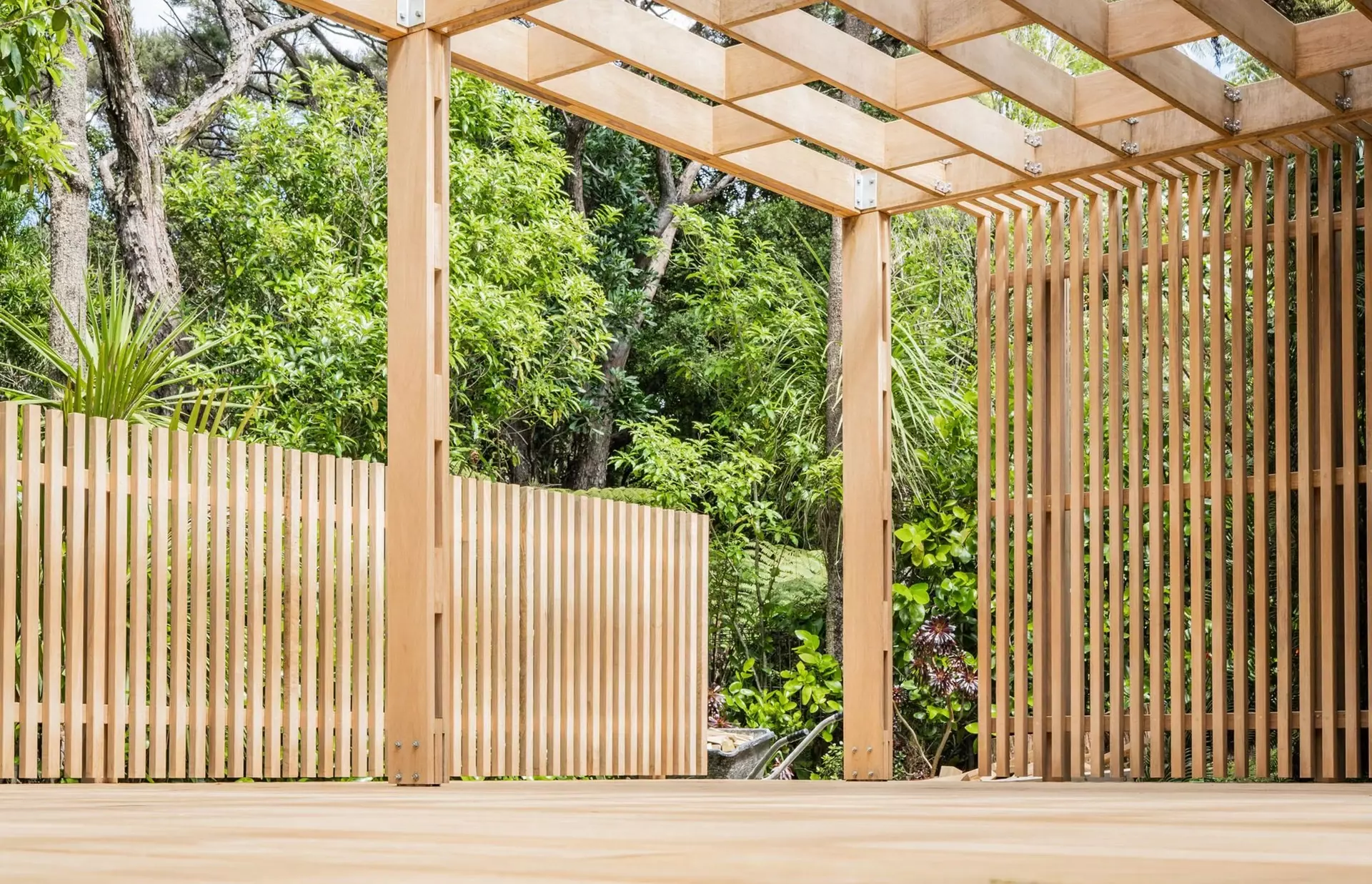 Picture of the integration between deck, fences and pergola